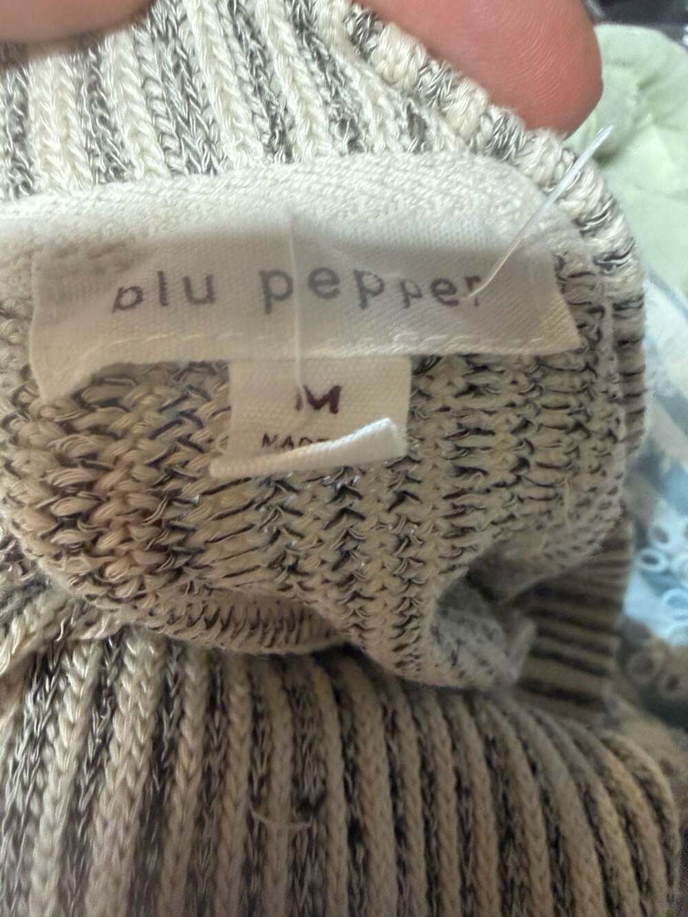 047 blu pepper tan lace shoulder sweater small